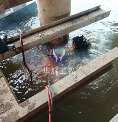 潛水員水下拆除
